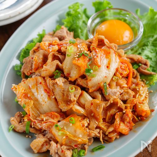 【5分で作れる】ごま油香るご飯ガッツリ豚キムチ#卵黄まろやか