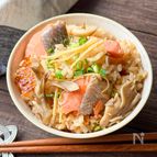 秋の味覚♪しょうがたっぷり【鮭と舞茸の炊き込みご飯】