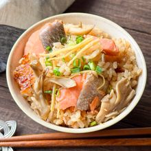 秋の味覚♪しょうがたっぷり【鮭と舞茸の炊き込みご飯】