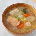 寒い日にたっぷり食べたい！ごま味噌サーモン鍋