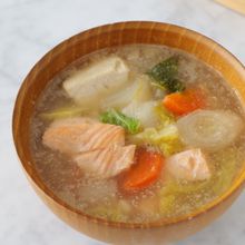 寒い日にたっぷり食べたい！ごま味噌サーモン鍋