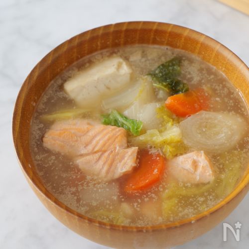 寒い日にたっぷり食べたい！ごま味噌サーモン鍋