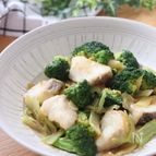 子供も喜ぶ魚のおかず♡たらとブロッコリーのオイマヨ炒め