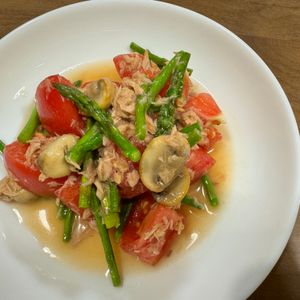 ほっぺすりすりの作ってみた!投稿(アスパラとトマトのさっぱりツナサラダ)