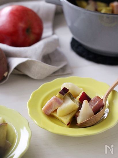 さつまいもとりんごとベーコンの白ワイン蒸し