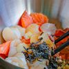 和えるだけで一品！！サーモンとホタテの塩昆布和えの工程1
