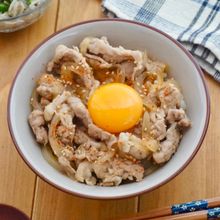 豚こま肉で簡単♪ご飯が進む甘辛豚こま丼