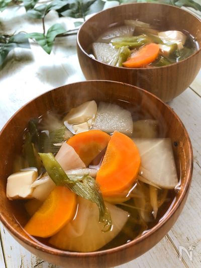 体の芯まで温まる 寒い日に食べたい 生姜と根菜のぽかぽか汁 By Rinaty りなてぃ レシピサイト Nadia ナディア プロの料理家のおいしいレシピ