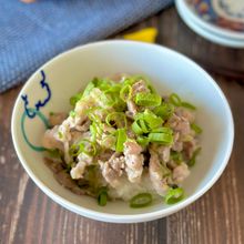 味付けいらず！10分で絶品節約丼【にんにくネギ塩豚こま丼】