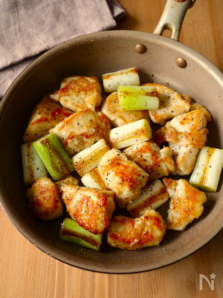 ワンパン10分！【鶏むね肉と長ねぎの旨塩焼き鳥】胡麻油香る♩
