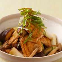 【コウケンテツ”適糖生活”レシピ】たっぷりねぎの油揚げときのこのこっくり煮