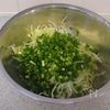 ベーコンオイルのキャベツサラダの工程1