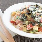 トマトとズッキーニと海苔のクリームパスタ