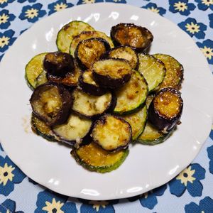ななちゃんの作ってみた!投稿(〖茄子とズッキーニの甘辛照り焼き〗とろホク食感が美味しい〜♪)