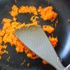 常備菜 すりおろし人参とニラの炒り豆腐の工程1