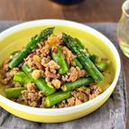 アスパラとひき肉のピリ辛炒め