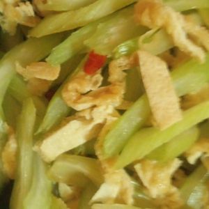 neneruruの作ってみた!投稿(お弁当にも《セロリと油揚げ♡塩こんぶきんぴら》)