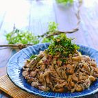 豚こまときのこのゆかり塩昆布バター炒め
