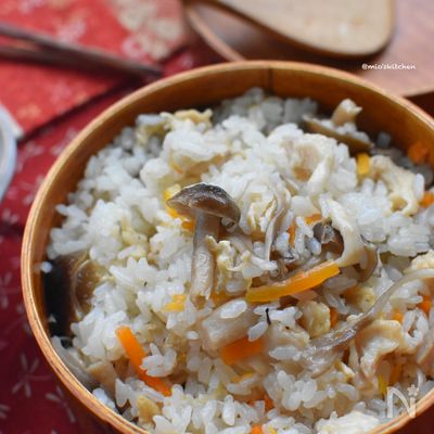 出汁たっぷり♡鶏皮とキノコの炊き込みご飯♡