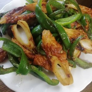 ぽぽペの作ってみた!投稿(食材2つで簡単【ピーマンとちくわのカレー炒め】お弁当に◎)