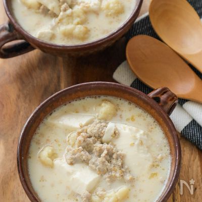 やさしい甘さ♡カリフラワーと豆腐のごま豆乳スープ