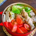 鶏とトマトの旨味とほっくりにんにくが美味！トマトにんにく鶏鍋