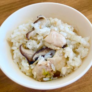 ゆかりの作ってみた!投稿(生姜とごま油でコク旨◎鶏もも肉と椎茸の炊き込みごはん)