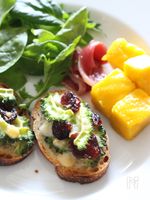 贅沢パルミジャーノのゴーヤとクランベリーのクロスティーニ