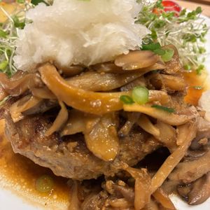 1032950の作ってみた!投稿(【きのこの和風おろしハンバーグ】ワンパン♪一緒に蒸し焼きで♡)