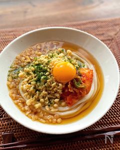 【冷やしたぬきキムチうどん】かけるだけ！のせるだけで美味！