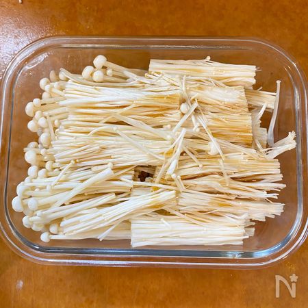 えのきにごま油をかけ、電子レンジで加熱する