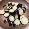 【フライパンで簡単！とろとろ茄子のミートグラタン】の工程1