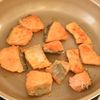 調味料たったの1つ!【鮭の竜田焼き】の工程3
