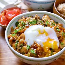 豚こま肉で絶品丼ぶり！『韓国風甘辛豚こま丼♡温玉のっけ』