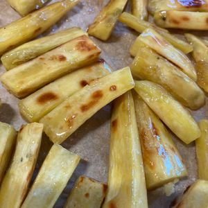 アカエゾの作ってみた!投稿(＼絶品！揚げないスティック大学いも／外カリカリつやつや♡)