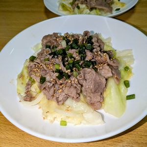 joe sanの作ってみた!投稿(【牛肉とキャベツの塩レモン炒め】
夏に嬉しいさっぱりおかず♪)
