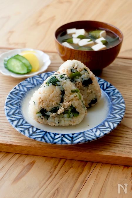 鶏そぼろと小松菜のおにぎり