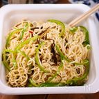 カップ塩焼きそばアレンジ🍜ピーマン塩昆布をなめんなよ😺♪