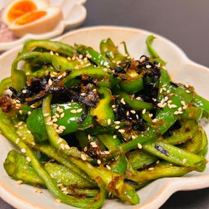 tAnAkoの作ってみた!投稿(焦がし醤油が決め手！お弁当にも◎「塩昆布おかか無限ピーマン」)