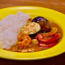 一瞬で広がる濃厚な風味！海老だしの夏野菜カレー