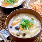 ほっこりするおいしさ♪『きのこと人参と油揚げのお味噌汁』