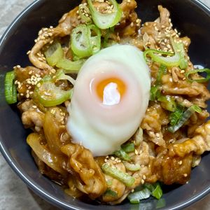 968467の作ってみた!投稿(豚こま肉で絶品丼ぶり！『韓国風甘辛豚こま丼♡温玉のっけ』)