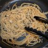 【ワンパンで】あさり缶&スープの素でボンゴレ風蒸しパスタの工程3