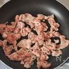 味染みウマぁ~!厚揚げきのこと豚こまのすき煮の工程2