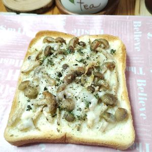 M＊Pの作ってみた!投稿(秋のおかずパン♡【しめじのガーリックチーズトースト】)