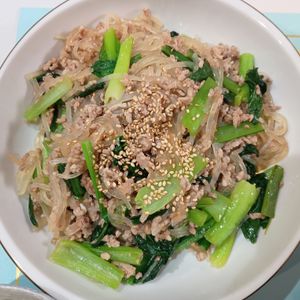 milkの作ってみた!投稿(【マロニーと小松菜の豚そぼろ炒め】やみつき確定スピードおかず)