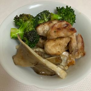 あいるんの作ってみた!投稿(鶏肉とブロッコリーのうま塩ガーリック炒め🤩🍺)