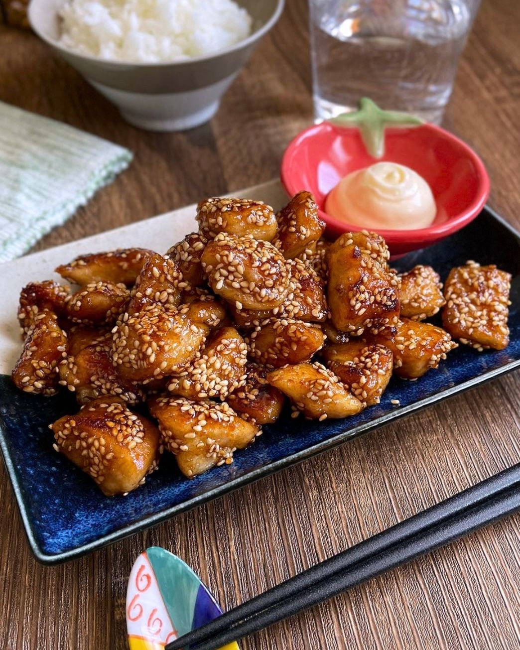 焼いてからめるだけ♡ご飯がすすむ「ひとくちゴマまみれチキン