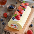 いちごとブルーベリーのロールケーキ。別立てでふんわり！