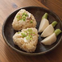 炊飯器で簡単！鯛めしおむすび。